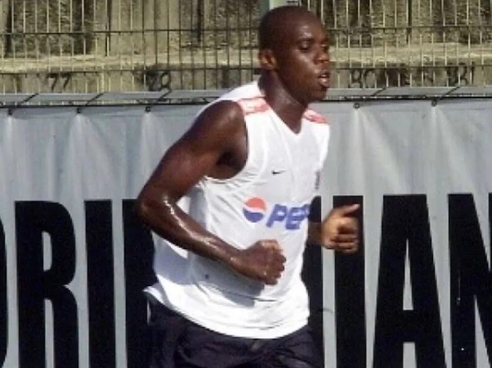 Ex-Corinthians e Vasco, Régis Pitbull vive em situação de rua e enfrenta vício em crack - QTU Questões do Universo