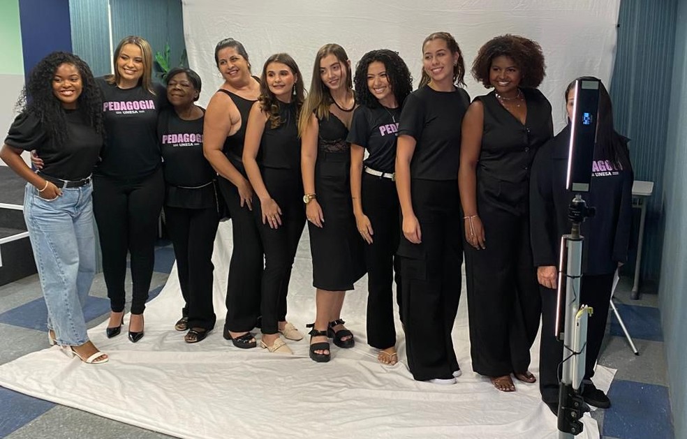 Dona Elenice com as colegas do curso; próximo passo da universitária e dar aulas — Foto: Acervo pessoal