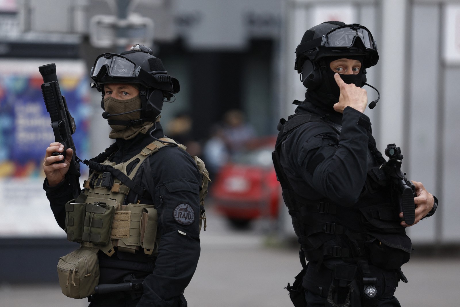 Policiais da unidade tática RAID da Polícia Nacional francesa patrulham a rua em Lille, no norte da França, em 30 de junho de 2023 — Foto: KENZO TRIBOUILLARD / AFP