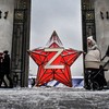 Pessoas passam por uma estrela do Kremlin com decoração de Ano Novo, com a letra Z, uma insígnia tática das tropas russas na Ucrânia, no Parque Gorky, em Moscou - Alexander Nemenov/AFP