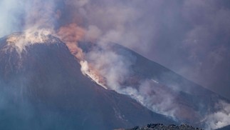 O monte Etna, o vulcão ativo mais alto da Europa, expeliu nesta segunda-feira uma enorme nuvem de cinzas e gás depois que uma parte de sua cratera despencou — Foto: Giuseppe Distefano/AFP