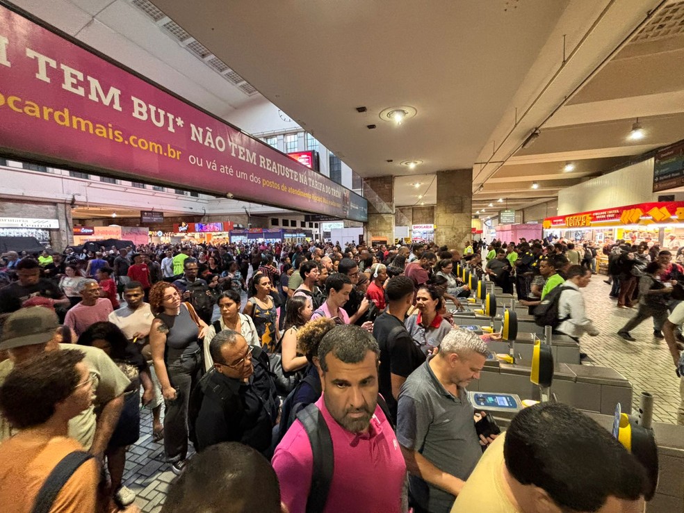 Com a interrupção no funcionamento dos ônibus, pontos de embarque para outros modais da cidade ficaram lotados, como a Central do Brasil, composta por estações de trem e metrô — Foto: Foto Alexandre Cassiano