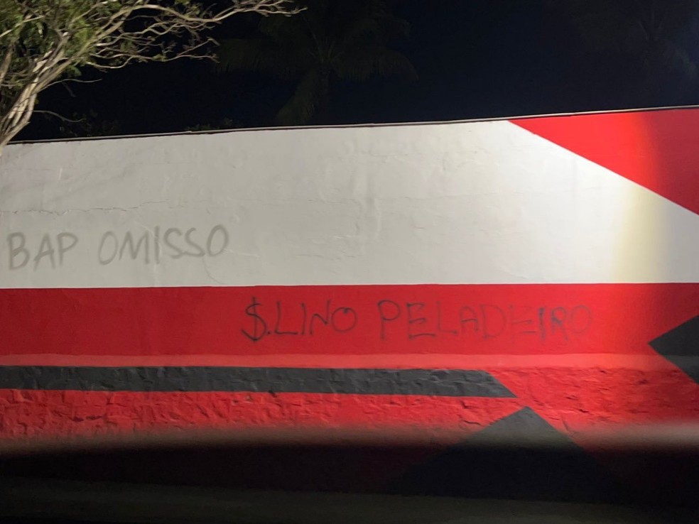 Muro da Gávea, sede do Flamengo, é pichado após derrota para Bahia — Foto: Reprodução