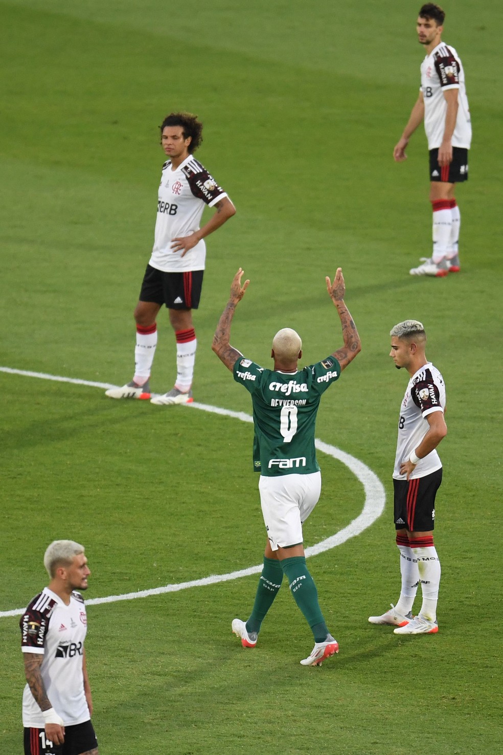 Deyverson comemora gol do título do Palmeiras, diante de Andreas Pereira, que falhou no lance — Foto: EITAN ABRAMOVICH / AFP