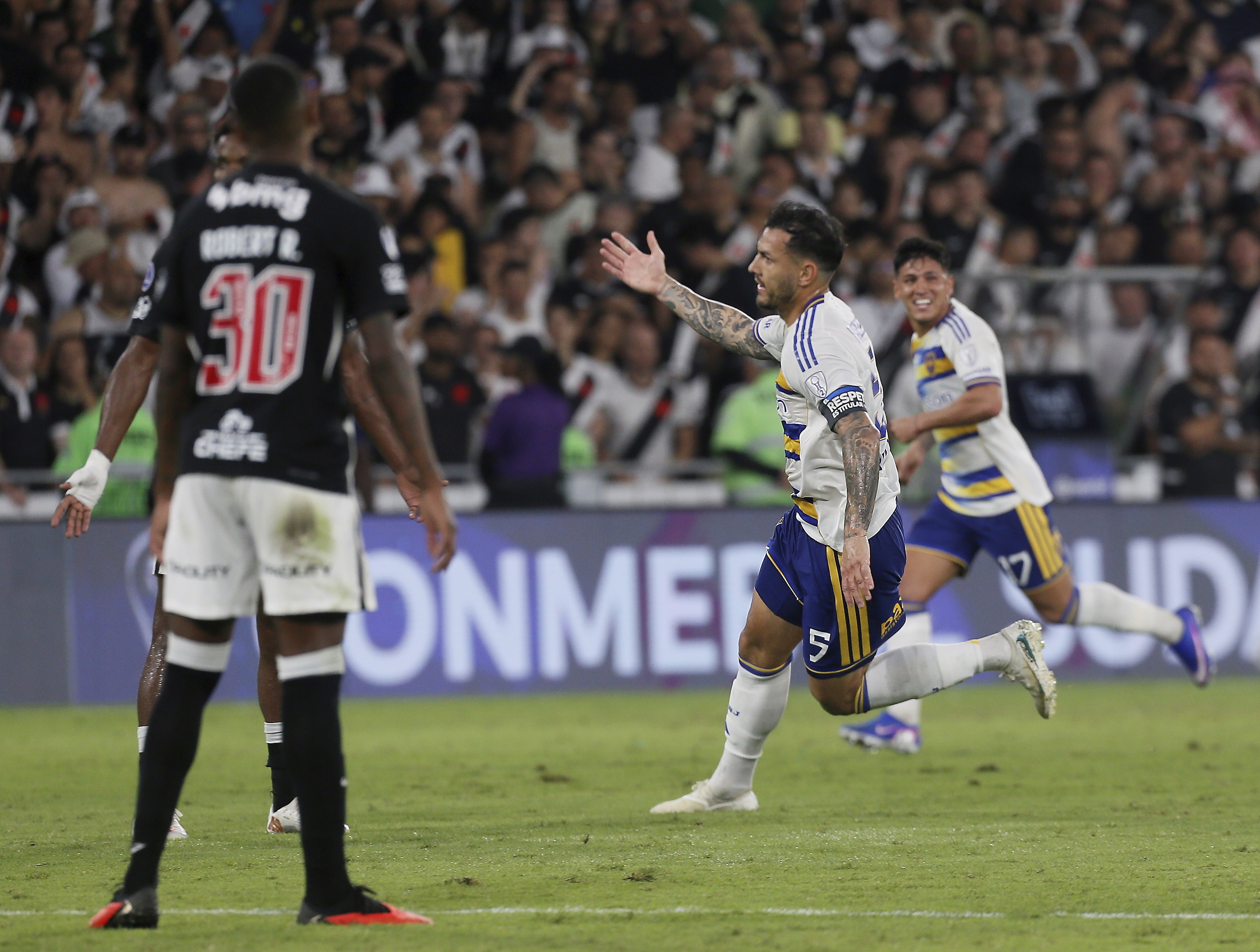 Vasco é eliminado da Sul-Americana pelo Boca Juniors no Maracanã após pane inicial e falha de Léo Jardim