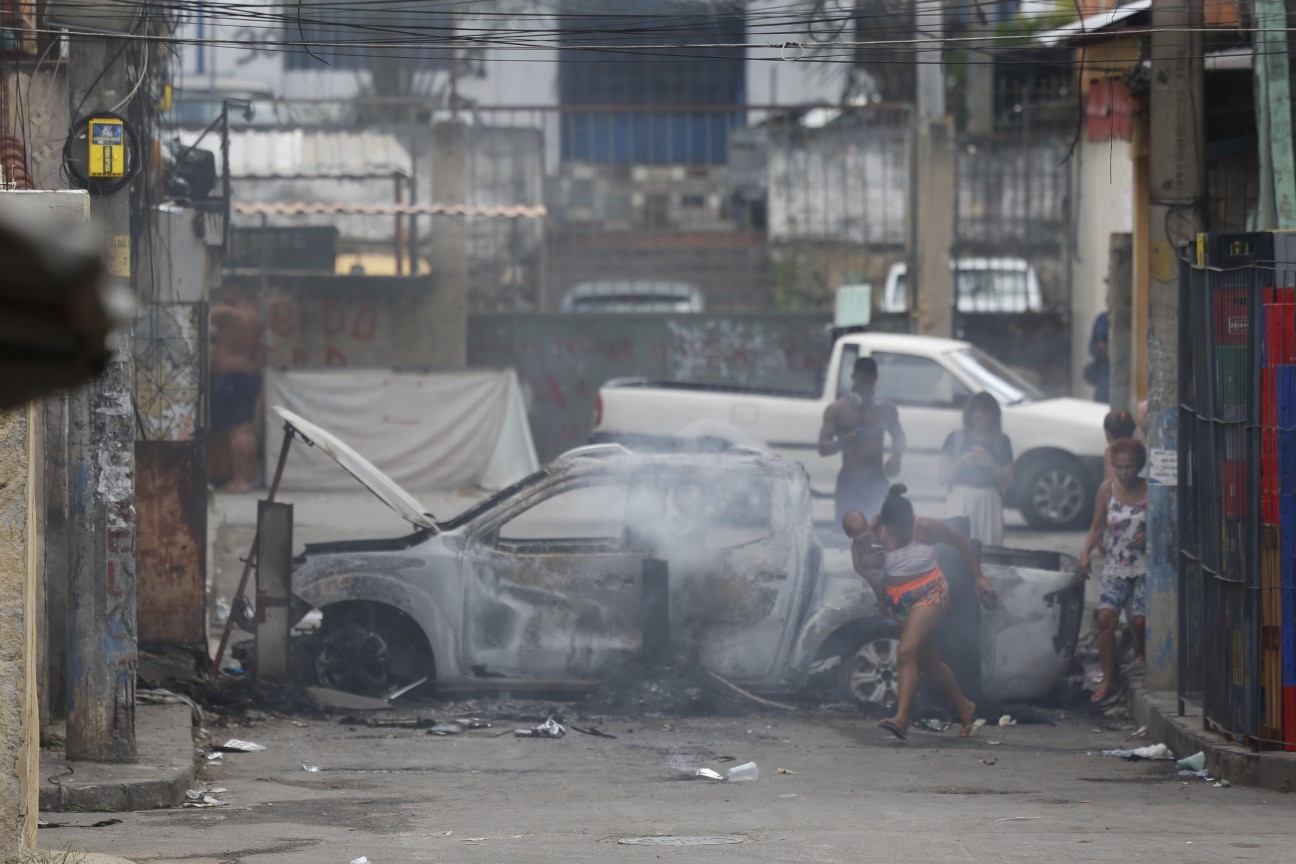 Na foto, carro incendiado na Entrada das Casinhas — Foto: Fabiano Rocha / Agência O Globo
