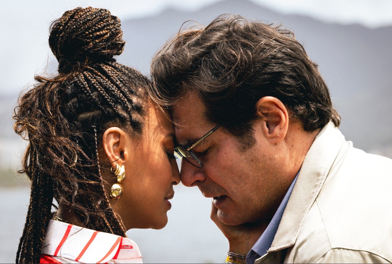 'Por você': Bela e Gabriel se beijam