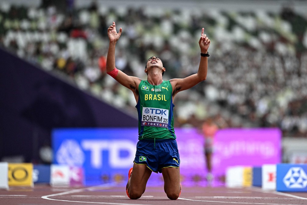 Caio Bonfim comemora medalha de prata nos 35 km da marcha atlética no Mundial