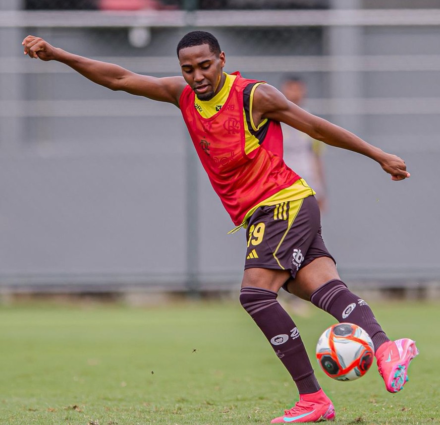 Jovem Lorran, de 17 anos, em a&ccedil;&atilde;o no treino do Flamengo