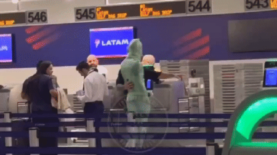 Homem tenta se despachar como bagagem