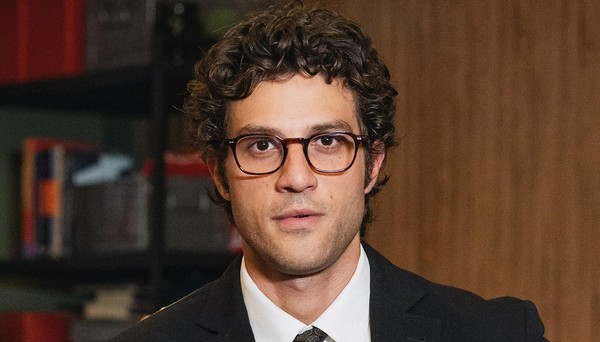 Inimiga de Adriana pede ajuda a Pedro após sofrer traição