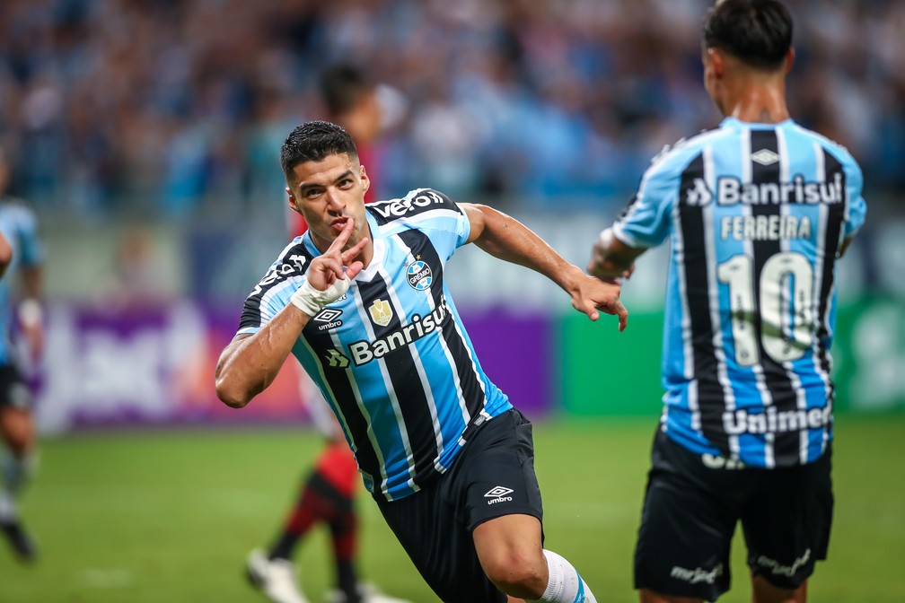 O uruguaio Luis Suárez comemora gol pelo Grêmio — Foto: LUCAS UEBEL/GREMIO FBPA