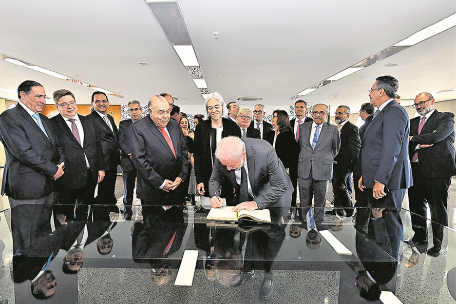 Lula assina livro no Superior Tribunal Justiça, onde foi recebido por ministros: presidente eleito defendeu trabalho em harmonia com o Judiciário