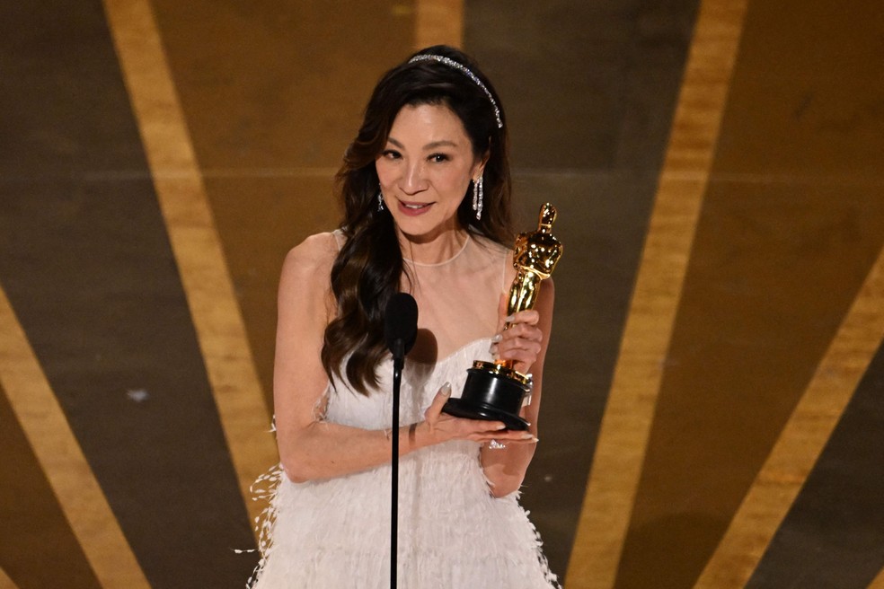 Michelle Yeoh conquista o Oscar por "Tudo em todo o lugar ao mesmo tempo" — Foto: PATRICK T. FALLON/AFP