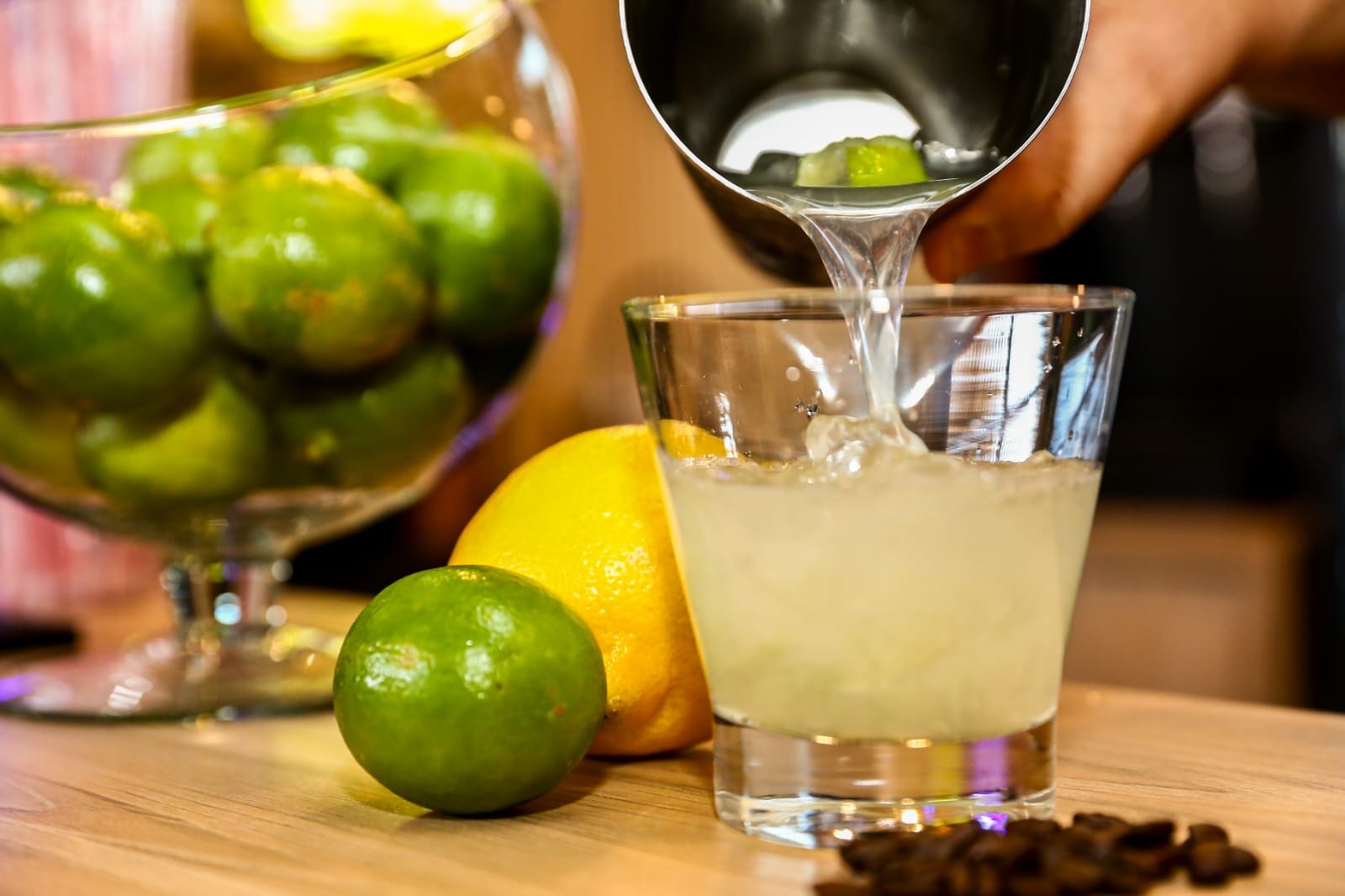 At the municipal market, Caipi Café (97246-8022) combined two national preferences. The coffee caipirinha is served in a version with or without alcohol and costs R$24.99 — Photo: Disclosure