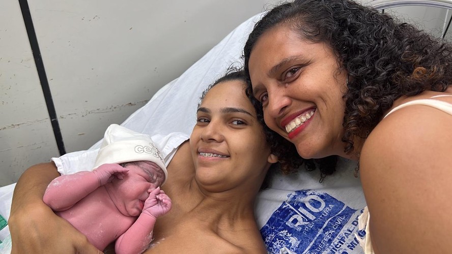 Ao lado da mãe, Bárbara, Thayane Cristiane deu à luz Benício, primeiro carioquinha de 2023