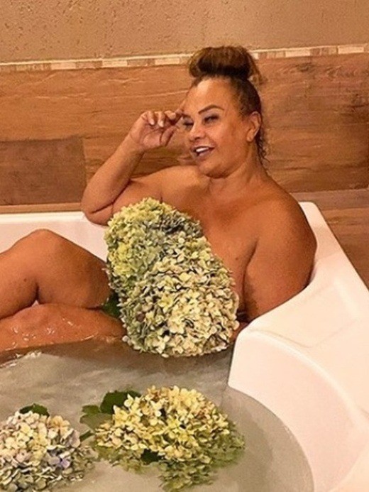 Solange Couto posa nua em banheira — Foto: Reprodução/Instagram