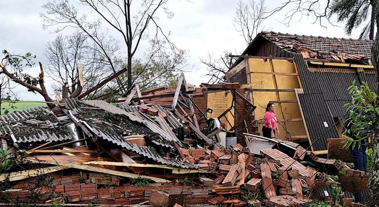Ciclone arranca árvores, interdita casas e causa estragos em Doutor Maurício, no Rio Grande do Sul