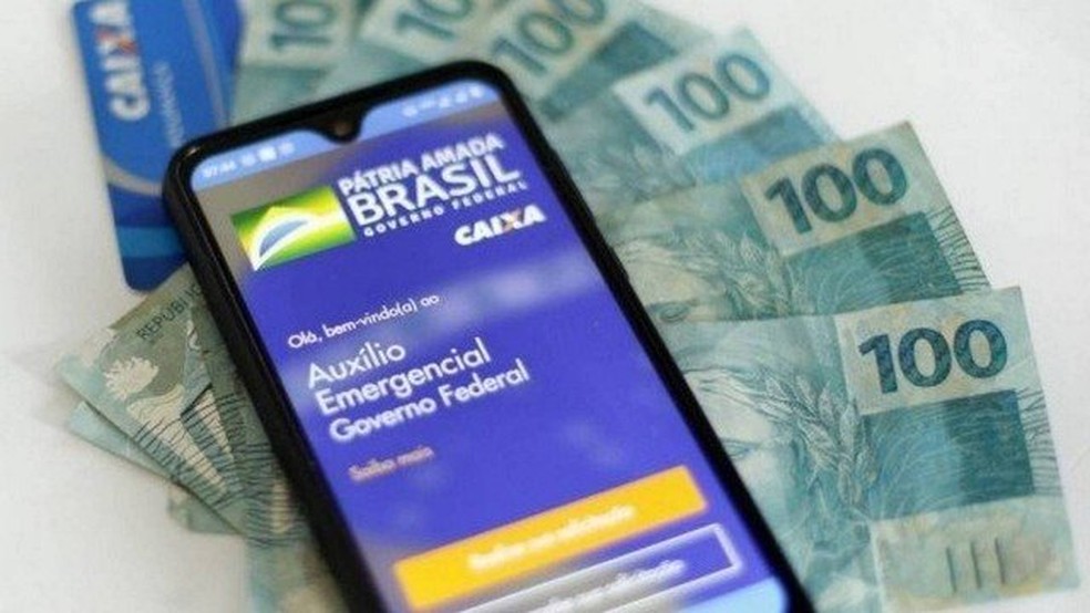 Auxílio emergencial: Valores recebidos devem ser declarados no IR se renda tributável tiver ficado acima de  R$ 28.559,70 em 2021 Agência O Globo — Foto:         