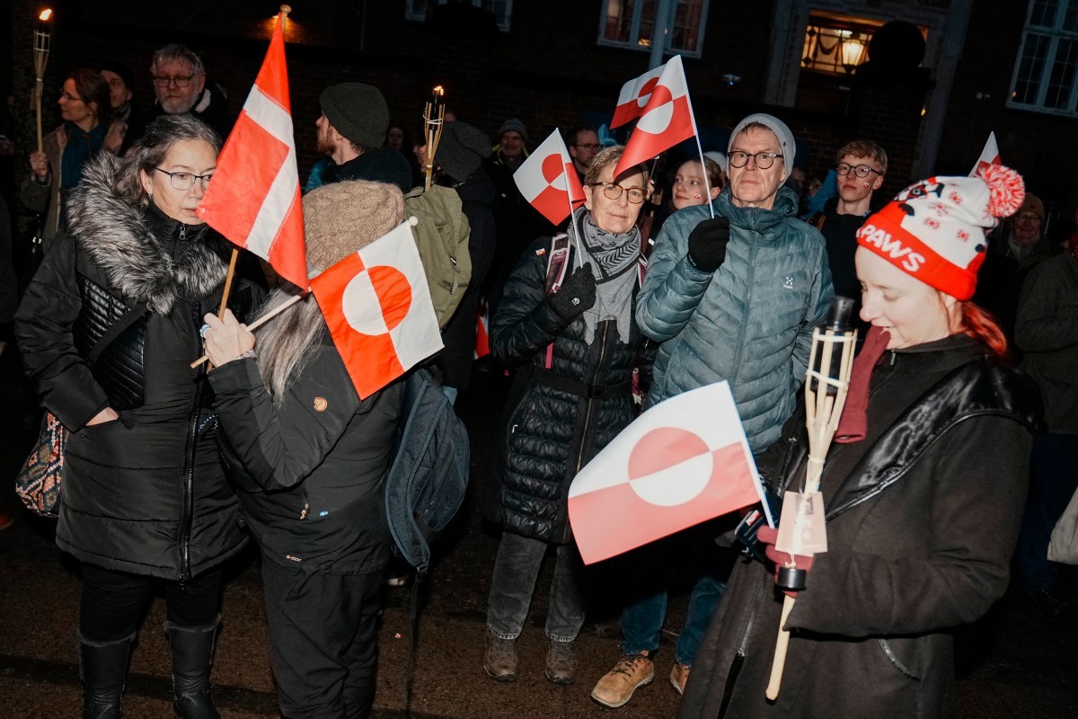 Manifestantes com bandeiras da Groenlândia participam de um protesto com o lema “Groenlândia é dos groenlandeses” em frente à embaixada dos Estados Unidos, em Copenhague — Foto: THOMAS TRAASDAHL / RITZAU SCANPIX / AFP