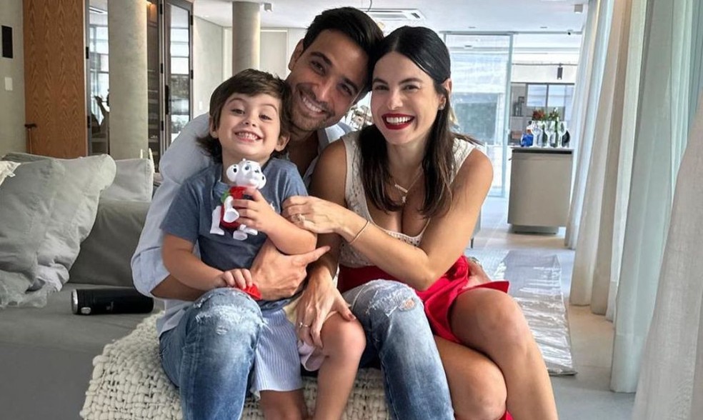 A atriz Sthefany Brito ao lado do marido e do filho — Foto: Reprodução/Instagram