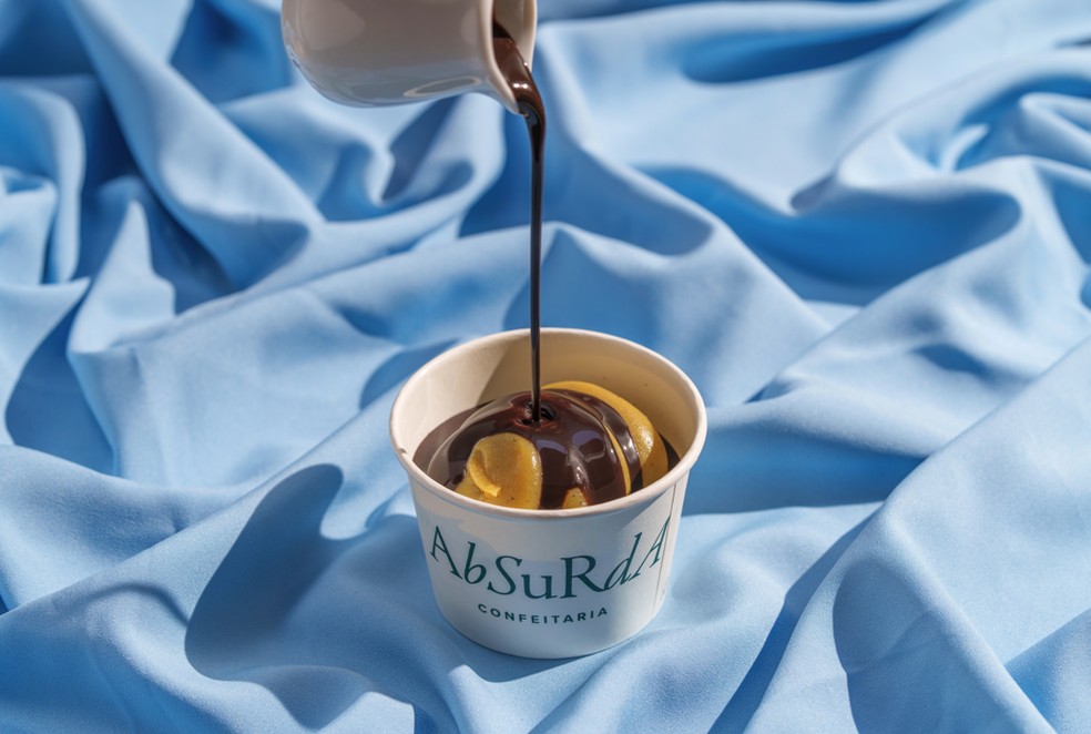 Absurda Confeitaria. Bolo de cacau, brigadeiro de pistache e calda — Foto: Divulgação