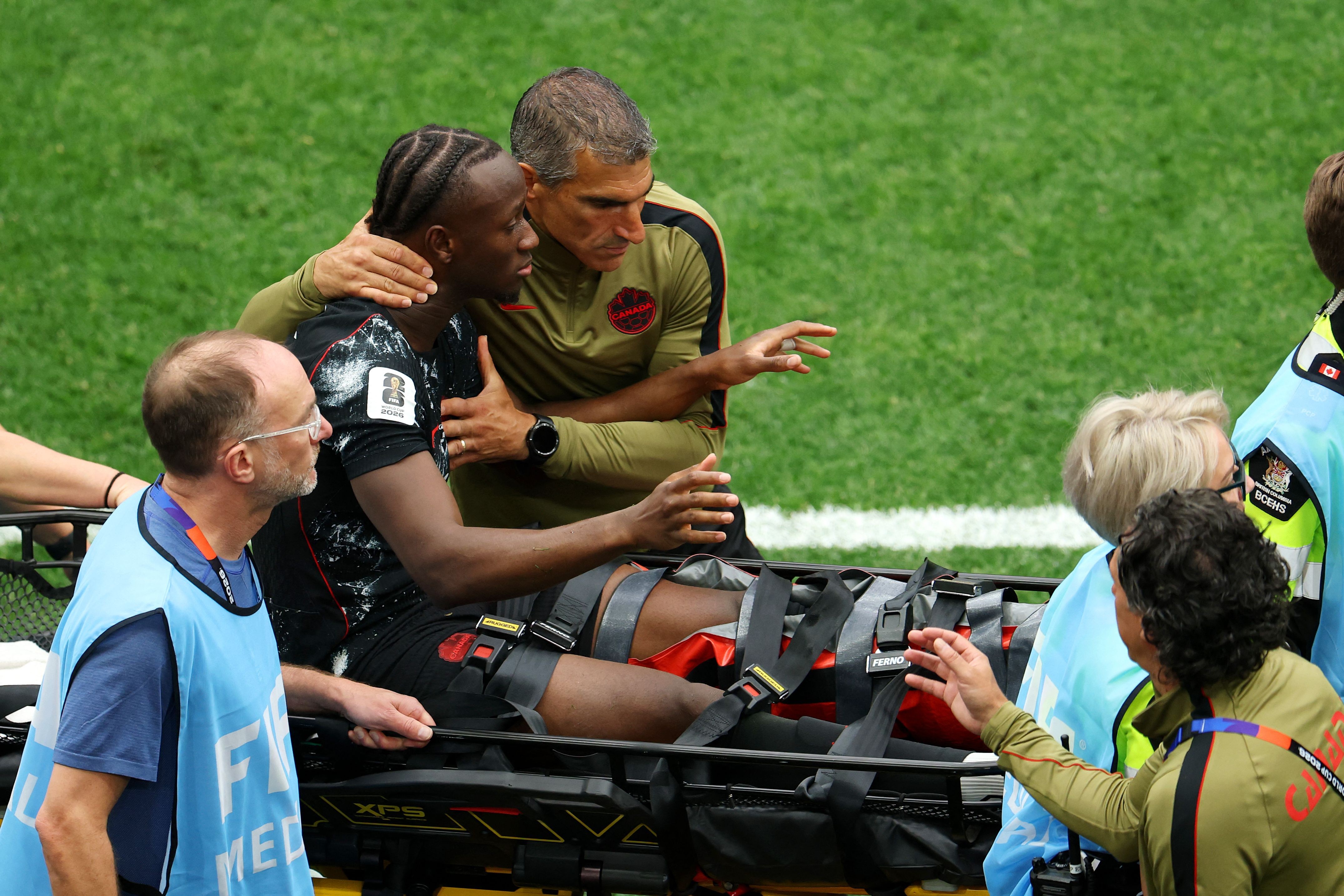 Koné, do Canadá, sofre fratura na perna esquerda; substituto faz gol de falta e o homenageia
