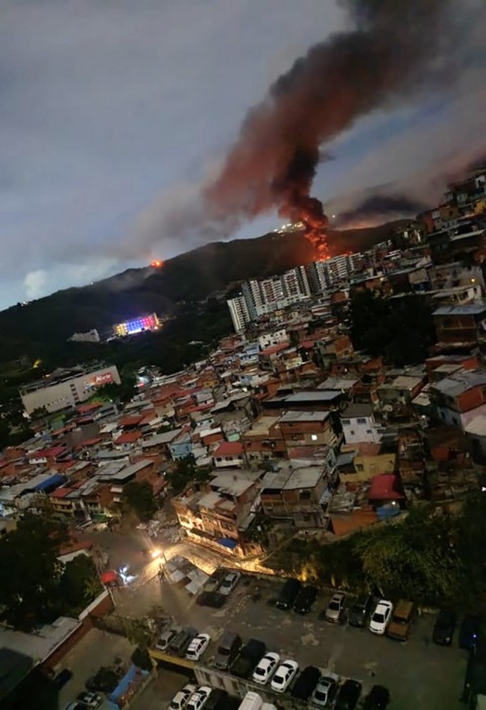 Explos&atilde;o em Fuerte Tiuna, maior base militar da Venezuela &mdash; Foto: AFP