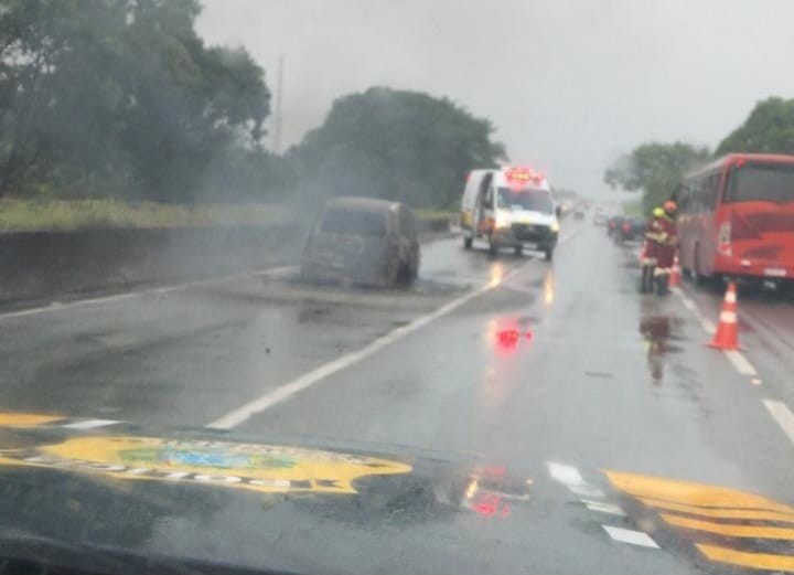 Carros são queimados na Rio-Santos em protesto contra ação da PM em Itaguaí