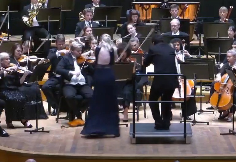 Maestro esbarra e derruba violino avaliado em mais de R$ 5 milhões durante concerto e interrompe apresentação na Finlândia; vídeo