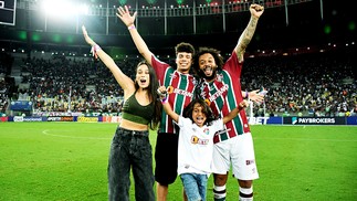 Marcelo comemora o título do Campeonato Carioca ao lado de sua mulher Clarice, de 34 anos, e seus filhos Enzo, de 13 anos, e Liam, 7 — Foto: MAILSON SANTANA/FLUMINENSE FC