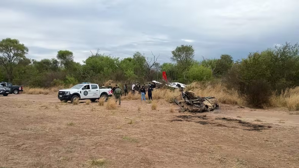 Autoridades federais em Salta, na Argentina, prenderam dois narcotraficantes que transportavam 140kg de cocaína em uma aeronave com matrícula boliviana — Foto: Reprodução/Policía de Seguridad Aeroportuaria (PSA)