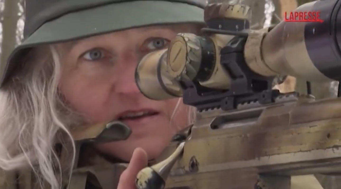 Sniper de guerra: ju&iacute;za internacional de dan&ccedil;a vira atiradora de elite no conflito entre Ucr&acirc;nia e R&uacute;ssia