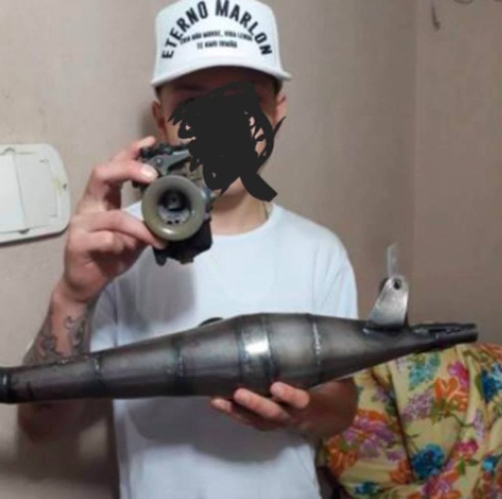 Suspeito exibe munição de bazuca em foto extraída de celular — Foto: Polícia Civil RS