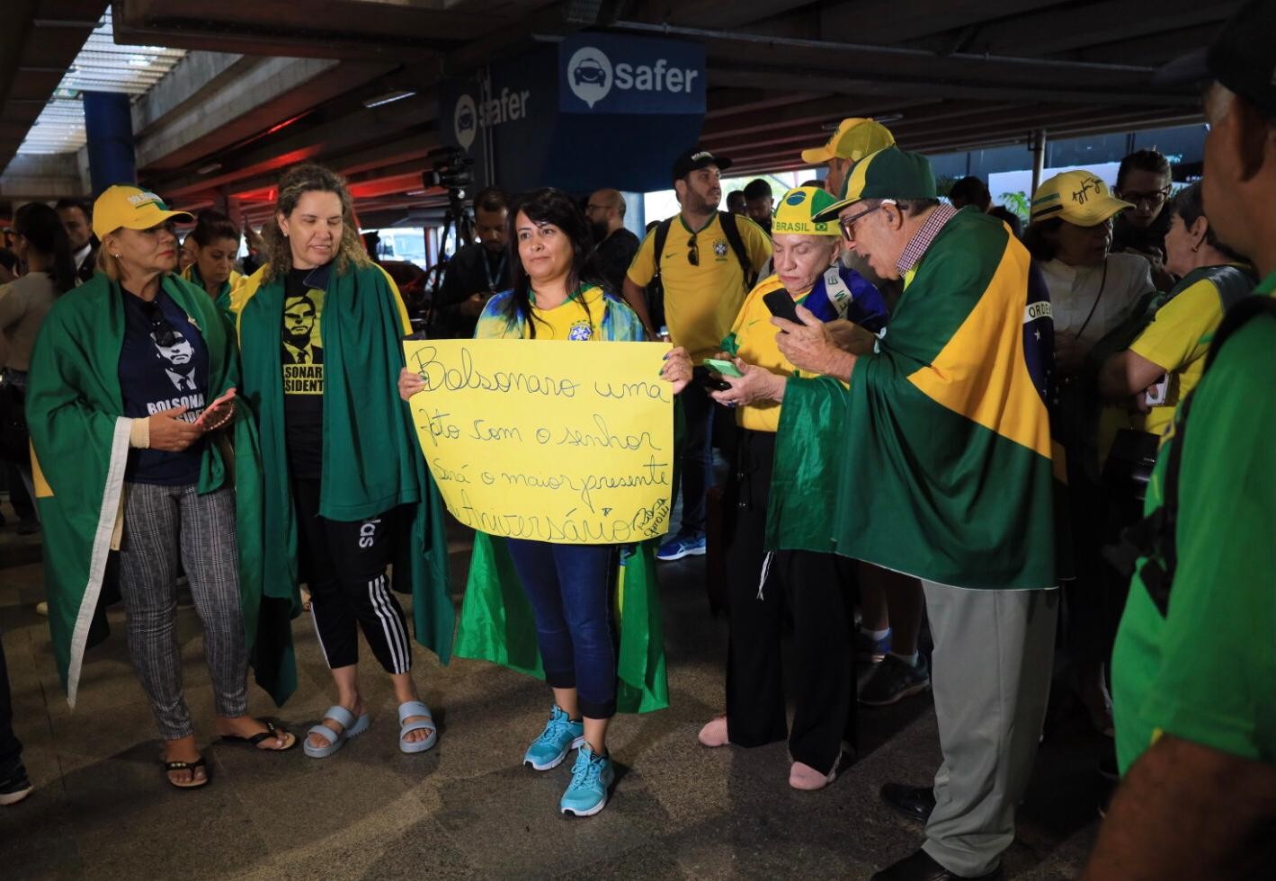 Apoiadores do ex-presidente Jair Bolsonaro aguardam seu retorno ao Brasil após três meses nos EUA — Foto: Fernando Donasci