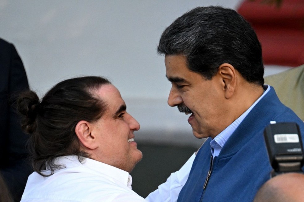 O empresário Alex Saab (à esquerda) sendo recebido pelo presidente da Venezuela, Nicolás Maduro (à direita), após ter sido libertado da prisão nos EUA — Foto: FEDERICO PARRA/AFP