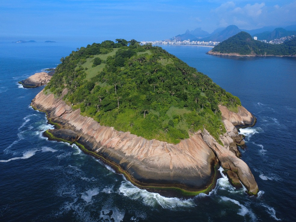O acesso para a Ilha de Cotunduba pode ser feito por barco ou a remo, em caiaque, canoa havaiana ou stand up paddle — Foto: Custodio Coimbra