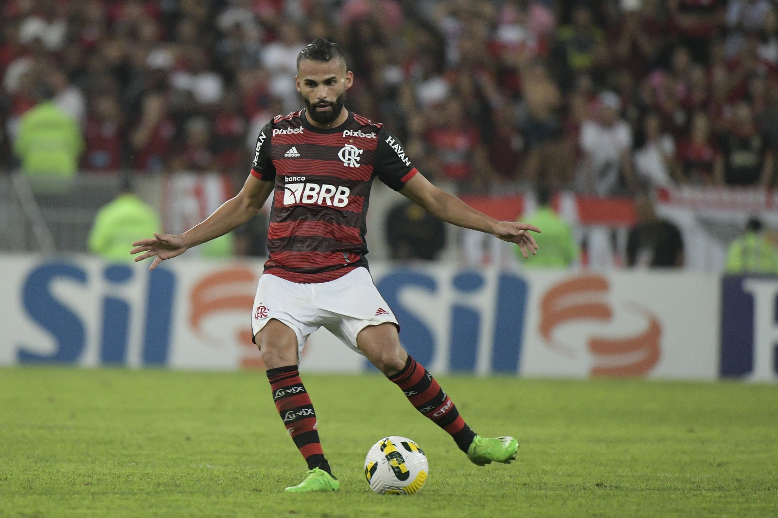 Outro medalhista olímpico atua no Flamengo hoje. O volante Thiago Maia, jogava no Santos, em 2016 — Foto: Alexandre Vidal / Flamengo