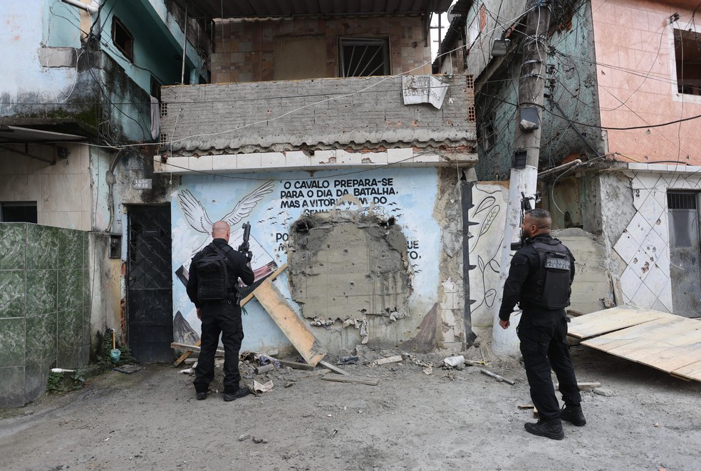 Casa com seteira utilizada pelos bandidos em Parada de Lucas foi fechada pela polícia — Foto: Márcia Foletto/Agência O Globo