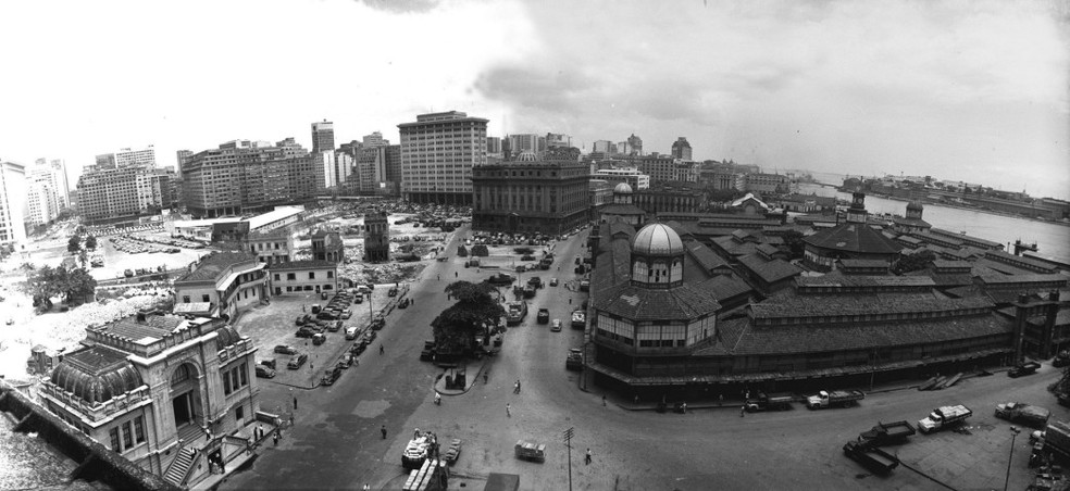 O antigo Mercado Municipal da Praça Quinze, destruído após a abertura da Perimetral, que também já não existe mais — Foto: Arquivo/O Globo