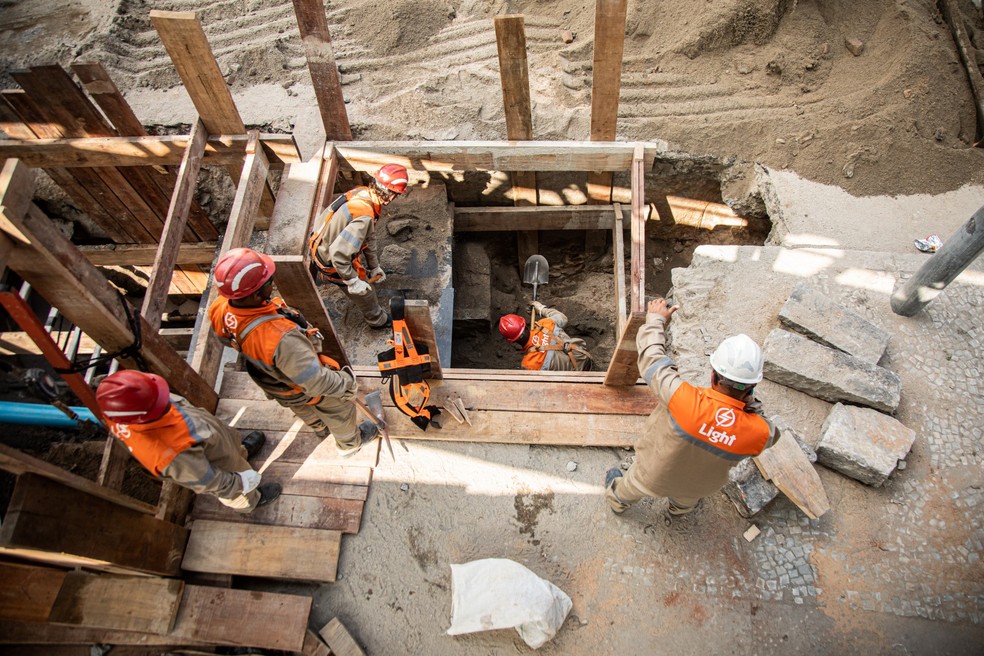 Equipes da Light trabalham na Ilha do Governador, que sofre com desabastecimento de energia há dias — Foto: Hermes de Paula/Agência O Globo