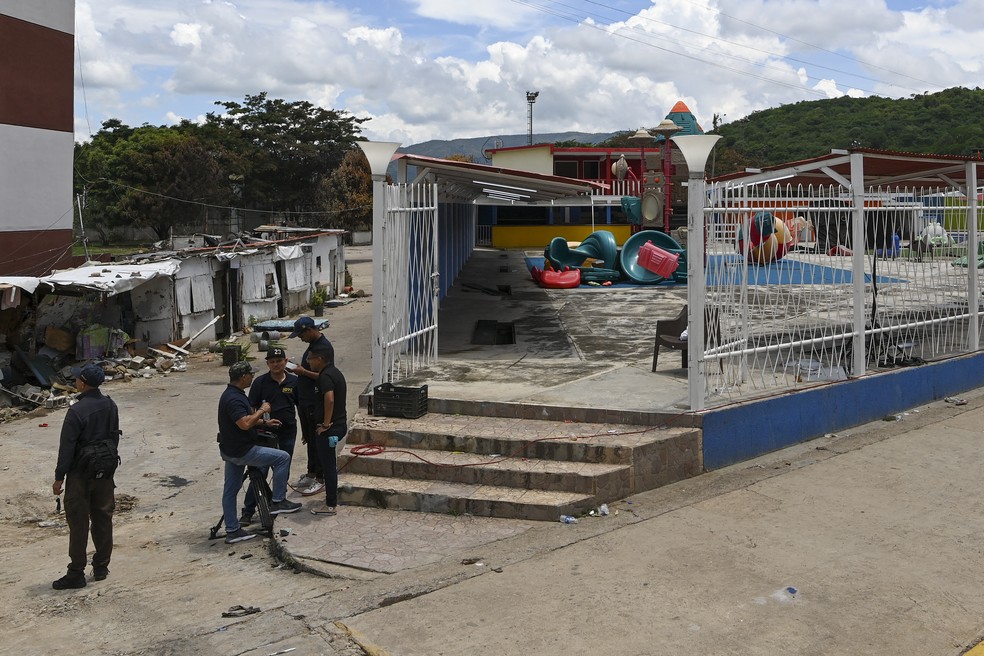 Piscina na prisão de Tocoron, QG do Tren de Aragua — Foto: YURI CORTEZ/AFP
