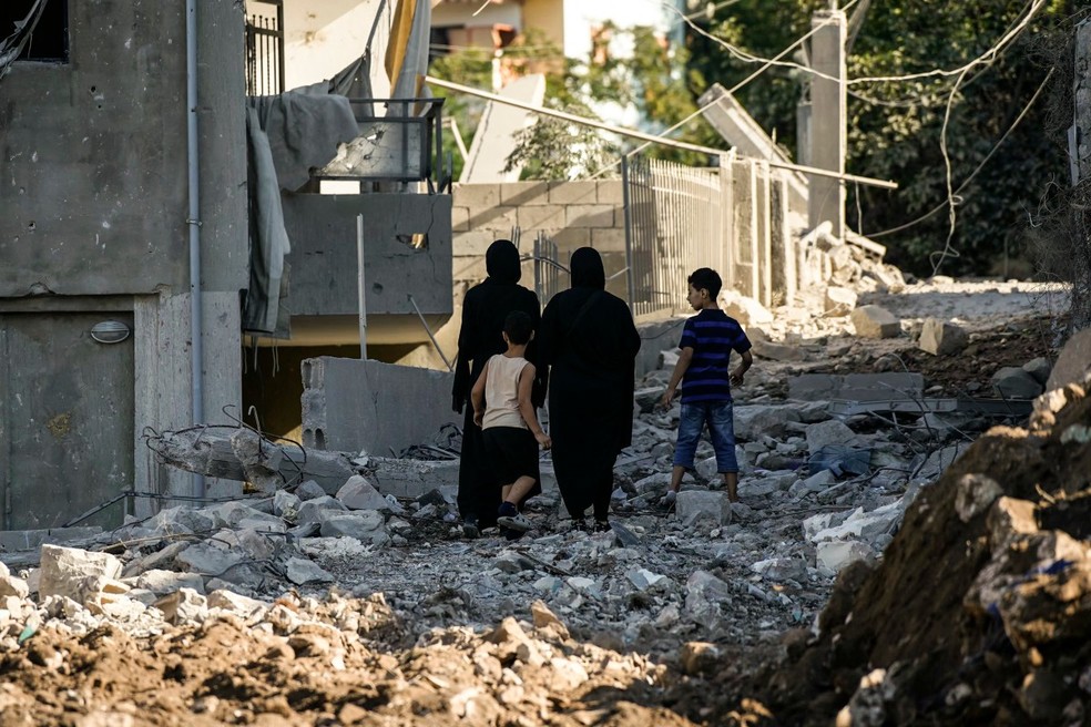 Moradores do vilarejo de Mayfadoun, a 14 km de Arab Salim, inspecionam a destruição após ataque de 5 de setembro — Foto: AMMAR AMMAR/AFP