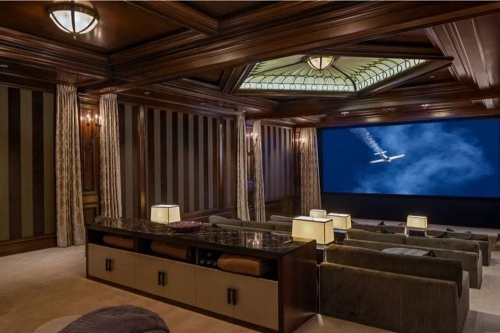 Sala de cinema privativa da propriedade de R$ 378 milhões em Beverly Park — Foto: Forbes Espanha