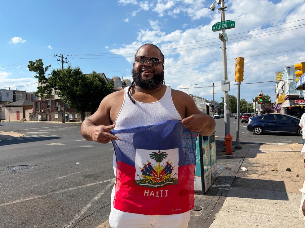 Filho de haitianos, J.D. foi ao primeiro jogo da seleção na Copa, contra a Escócia — Foto: Rafael Oliveira