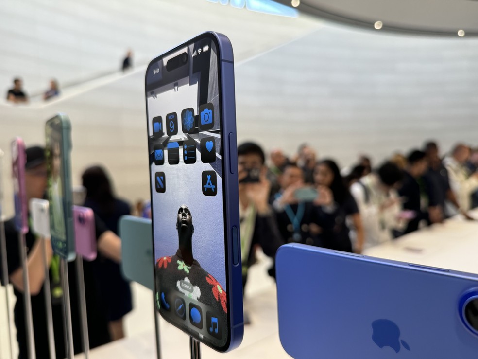 No Brasil, versão do iPhone 16 mais simples custará a partir de R$ 7.799 — Foto: Bruno Rosa/O Globo