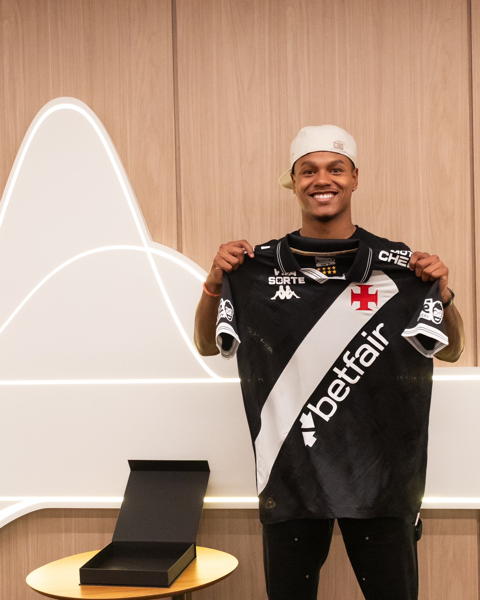 Vasco anuncia acordo pela contratação de atacante Matheus França, ex-Flamengo