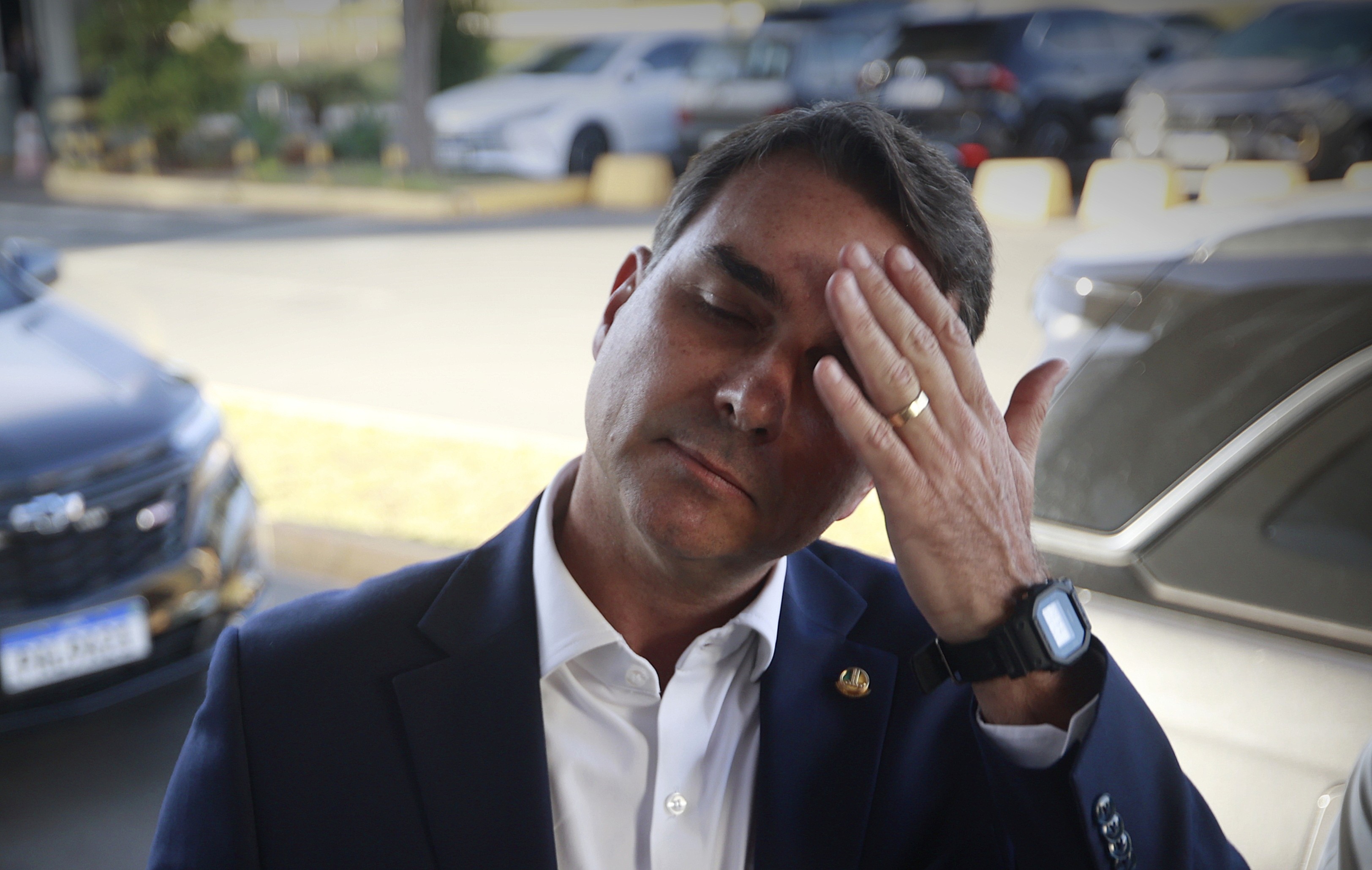 Flávio dá nova versão sobre contatos com Vorcaro e agora admite que pode haver vídeo enviado ao banqueiro