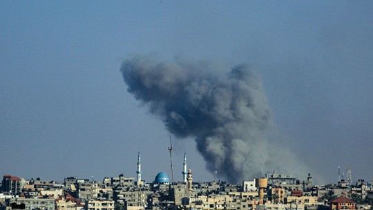 Pelo menos 35 palestinos foram mortos em zona humanitária em Rafah por bombardeio israelense, diz Hamas