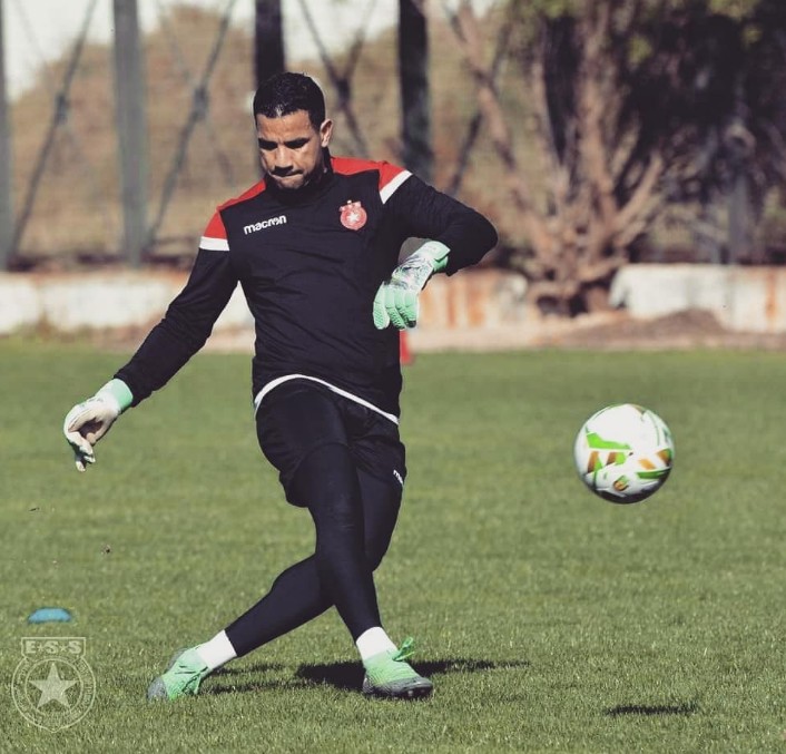 Aymen Balbouli é o goleiro da Tunísia e tem 38 anos, 2 meses e seis dias. Ele vai disputar sua segunda Copa do Mundo — Foto: Reprodução